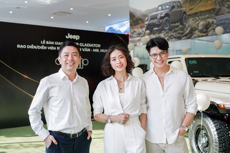 Ngay trong buổi lễ nhận xe, Huy Trần – ông xã của đạo diễn Ngô Thanh Vân chia sẻ rằng anh bí mật mua chiếc xe bán tải này và nâng cấp nhiều đồ chơi cá nhân hoá để dành tặng bà xã của mình.