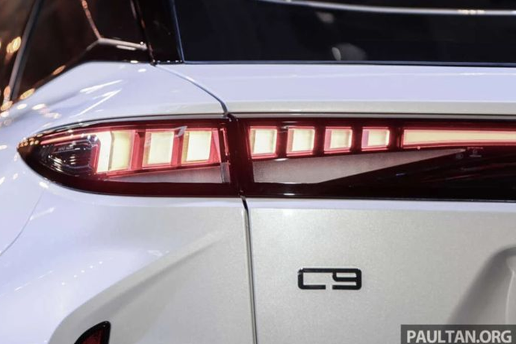 Omoda C9 được trang bị công nghệ tự lái cấp độ 2.5, đi kèm gói ADAS hiện đại với loạt tính năng như: cảnh báo điểm mù, cảnh báo mở cửa, cảnh báo chệch làn đường, hỗ trợ giữ làn đường khẩn cấp, hỗ trợ chuyển làn đường và hệ thống giám sát hành khách.