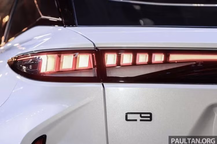 Omoda C9 được trang bị công nghệ tự lái cấp độ 2.5, đi kèm gói ADAS hiện đại với loạt tính năng như: cảnh báo điểm mù, cảnh báo mở cửa, cảnh báo chệch làn đường, hỗ trợ giữ làn đường khẩn cấp, hỗ trợ chuyển làn đường và hệ thống giám sát hành khách.