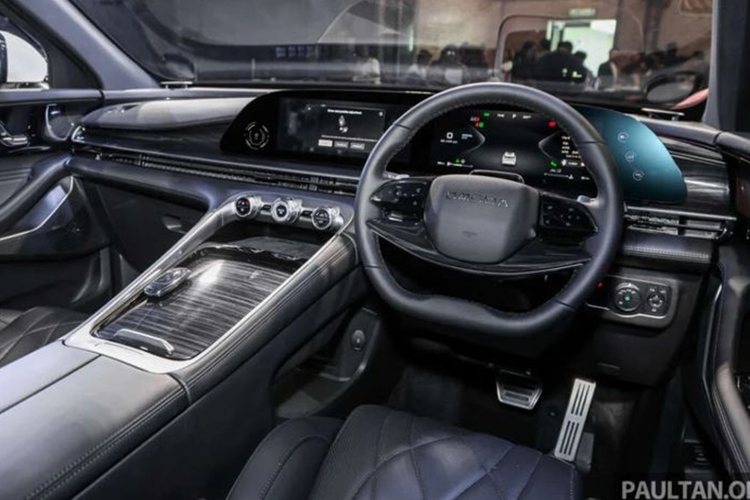 Bộ mâm hợp kim đa chấu cỡ 20 inch, đi kèm lốp Michelin e-Primacy 245/50R20. Về nội thất, mẫu xe này mang đến trải nghiệm cao cấp và hiện đại với nhiều tiện nghi, điển hình là ghế bọc da Nappa. Với hàng ghế trước, nhà sản xuất còn trang bị tính năng thông gió, sưởi và massage.