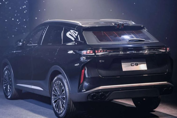 Hiện tại, Omoda C9 đã được nhận đặt hàng trước thông qua hệ thống đại lý Omoda – Jaecoo tại Malaysia. Mức giá xe Omoda C9 2025 bán ra dao động từ 185.000 – 195.000 RM (tương đương 1,1 – 1,15 tỷ đồng).