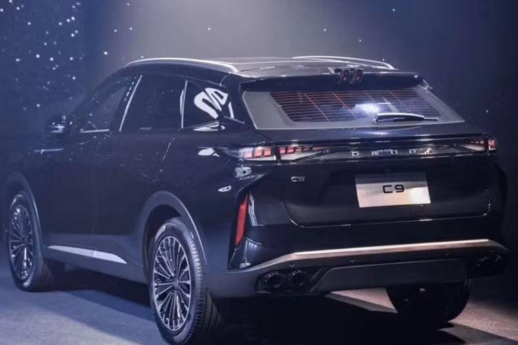 Hiện tại, Omoda C9 đã được nhận đặt hàng trước thông qua hệ thống đại lý Omoda – Jaecoo tại Malaysia. Mức giá xe Omoda C9 2025 bán ra dao động từ 185.000 – 195.000 RM (tương đương 1,1 – 1,15 tỷ đồng).