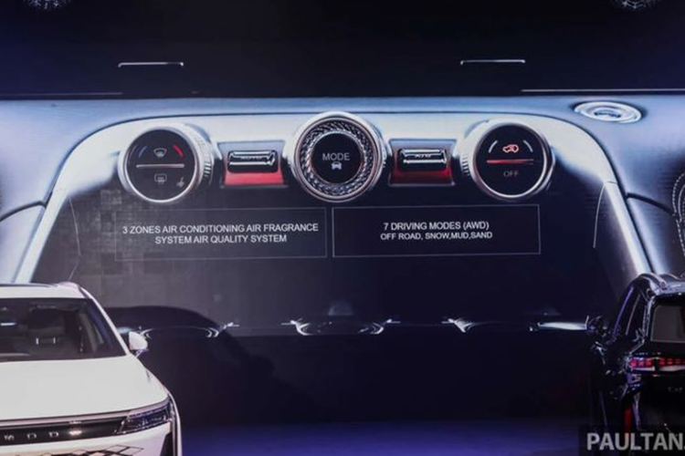 Nổi bật trên bảng taplo là màn hình kép kích thước 24,6 inch. Hệ thống điều hòa 3 vùng độc lập tích hợp nước hoa nội thất. Ngoài ra, xe còn có đầu ghi hình kỹ thuật số (DVR), màn hình HUD, đèn viền nội thất và bộ camera quan sát xung quanh 540 độ.