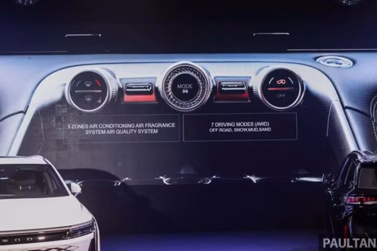 Nổi bật trên bảng taplo là màn hình kép kích thước 24,6 inch. Hệ thống điều hòa 3 vùng độc lập tích hợp nước hoa nội thất. Ngoài ra, xe còn có đầu ghi hình kỹ thuật số (DVR), màn hình HUD, đèn viền nội thất và bộ camera quan sát xung quanh 540 độ.