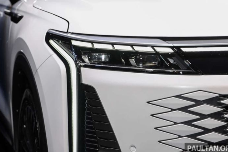 Mẫu xe CUV Omoda C9 2025 mang thiết kế trẻ trung hiện đại với điểm nhấn là lưới tản nhiệt hút gió dạng ma trận kim cương, cùng với dải đèn LED ban ngày kéo dài xuống tận khe gió hai bên. Cụm đèn hậu phía sau có thiết kế khá thanh mảnh, nối liền với nhau bằng dải đèn LED chạy ngang qua cửa cốp.