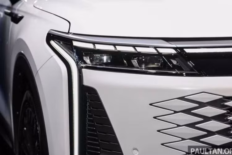 Mẫu xe CUV Omoda C9 2025 mang thiết kế trẻ trung hiện đại với điểm nhấn là lưới tản nhiệt hút gió dạng ma trận kim cương, cùng với dải đèn LED ban ngày kéo dài xuống tận khe gió hai bên. Cụm đèn hậu phía sau có thiết kế khá thanh mảnh, nối liền với nhau bằng dải đèn LED chạy ngang qua cửa cốp.