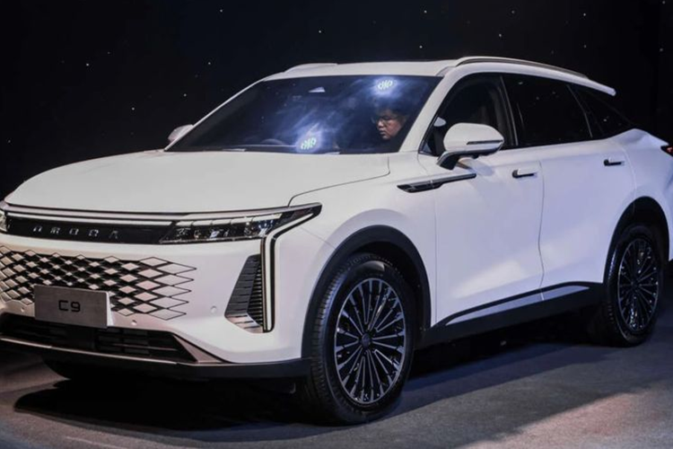  Omoda C9 2025 mới được định vị ở phân khúc CUV cỡ D, với số đo dài x rộng x cao lần lượt là 4.775 x 1.920 x 1.671 mm, đi kèm chiều dài cơ sở đạt 2.800 mm. Kích thước của mẫu CUV này tương đương Hyundai SantaFe, Kia Sorento và lớn hơn đáng kể so với Honda CR-V.