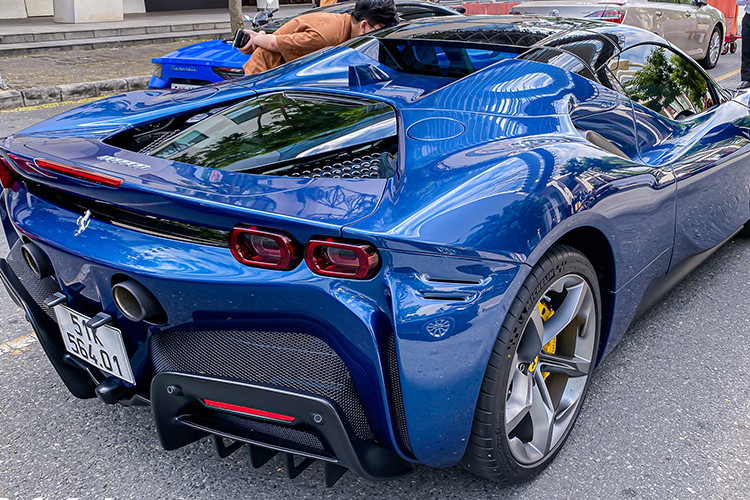 Ferrari SF90 Spider là mẫu xe thương mại mui trần mạnh mẽ nhất hiện nay trong dải sản phẩm của hãng xe Italy. Xe được trang bị động cơ F154 V8, dung tích 4.0L tăng áp kép, tương tự hai mẫu F8 Tributo và GTC4Lusso, tuy nhiên được tinh chỉnh để sản sinh công suất 780 mã lực và 800 Nm mô men xoắn.