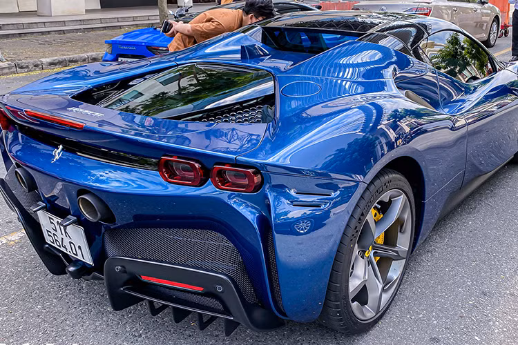 Ferrari SF90 Spider là mẫu xe thương mại mui trần mạnh mẽ nhất hiện nay trong dải sản phẩm của hãng xe Italy. Xe được trang bị động cơ F154 V8, dung tích 4.0L tăng áp kép, tương tự hai mẫu F8 Tributo và GTC4Lusso, tuy nhiên được tinh chỉnh để sản sinh công suất 780 mã lực và 800 Nm mô men xoắn.