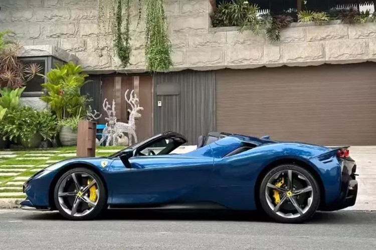 Ngay trong ngày đầu tiên của năm 2024, tay chơi siêu xe Cường Đô-la và vợ đã du Xuân năm mới xuống Hồ Tràm, tỉnh Bà Rịa - Vũng Tàu. Trong ngày xuất hành đầu năm này, vợ chồng Đàm Thu Trang chọn 2 chiến mã đối lập, đó là 1 chiếc xe SUV hạng sang Range Rover và Ferrari SF90 Spider hơn 50 tỷ.