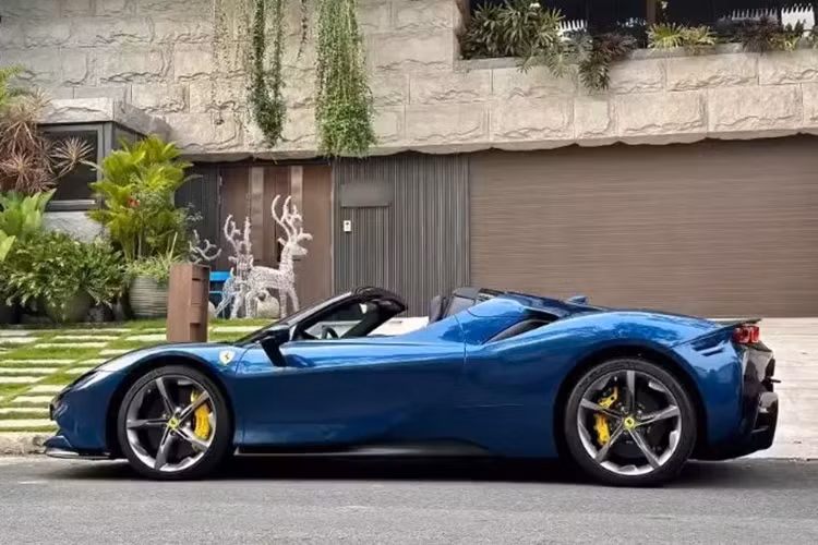 Ngay trong ngày đầu tiên của năm 2024, tay chơi siêu xe Cường Đô-la và vợ đã du Xuân năm mới xuống Hồ Tràm, tỉnh Bà Rịa - Vũng Tàu. Trong ngày xuất hành đầu năm này, vợ chồng Đàm Thu Trang chọn 2 chiến mã đối lập, đó là 1 chiếc xe SUV hạng sang Range Rover và Ferrari SF90 Spider hơn 50 tỷ.