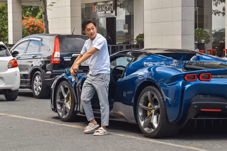 Được biết Cường Đô la cầm lái Ferrari SF90 Spider siêu đắt đỏ này khá ít. Đây cũng chiếc siêu xe đắt nhất mà tay chơi siêu xe đình đám Việt Nam tậu về cho mình trong 16 năm chơi xe. Số lượng siêu xe mui trần Ferrari SF90 Spider tại Việt Nam chỉ có đúng 2 chiếc.