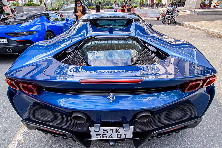 Ferrari SF90 Spider có giá bán khởi điểm từ 510.000 USD tại Mỹ. Mặc dù chỉ được xếp vào phân khúc siêu xe, SF90 Stradale lại có hiệu năng ngang ngửa những mẫu hypercar như McLaren Speedtail, McLaren Senna hay Bugatti Veyron.