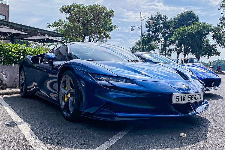 Ferrari SF90 Spider hiện là chiếc siêu xe mui trần mạnh và nhanh nhất đang xuất hiện tại Việt Nam hiện nay, đây cũng là chiếc Ferrari mui trần mạnh nhất thế giới hiện tại. Những điều này đã thôi thúc 1 tay chơi xe như Cường Đô la phải ngay lập tức quay xe, chọn mua bản mui trần của Ferrari SF90 Stradale để thoả mãn đam mê.