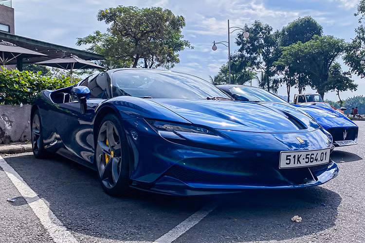 Ferrari SF90 Spider hiện là chiếc siêu xe mui trần mạnh và nhanh nhất đang xuất hiện tại Việt Nam hiện nay, đây cũng là chiếc Ferrari mui trần mạnh nhất thế giới hiện tại. Những điều này đã thôi thúc 1 tay chơi xe như Cường Đô la phải ngay lập tức quay xe, chọn mua bản mui trần của Ferrari SF90 Stradale để thoả mãn đam mê.