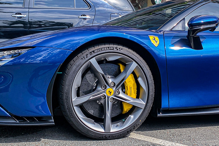 Ngoài ra, xe còn được trang bị thêm một mô-tơ điện ở cầu trước và hai mô-tơ điện ở cầu sau. Cả 3 mô-tơ điện này đều sử dụng pin lithium-ion, bổ sung 220 mã lực, giúp tổng công suất của SF90 Stradale tăng lên mức 1.000 mã lực.