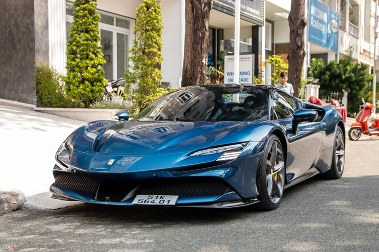 So với 4 chiếc xe Ferrari SF90 Stradale về nước trước đó, Ferrari SF90 Spider của Cường Đô la có lợi thế là mui xe chỉ mất khoảng 14 giây để đóng hoặc mở mui. Mui siêu xe này có thể mở khi đang lăn bánh nhưng tốc độ được khuyến cáo dưới 50 km/h, khi đến đoạn đường ven biển của Hồ Tràm, tay chơi xe này đã mở mui đón gió.