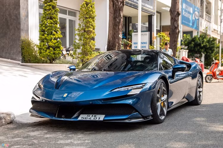 So với 4 chiếc xe Ferrari SF90 Stradale về nước trước đó, Ferrari SF90 Spider của Cường Đô la có lợi thế là mui xe chỉ mất khoảng 14 giây để đóng hoặc mở mui. Mui siêu xe này có thể mở khi đang lăn bánh nhưng tốc độ được khuyến cáo dưới 50 km/h, khi đến đoạn đường ven biển của Hồ Tràm, tay chơi xe này đã mở mui đón gió.