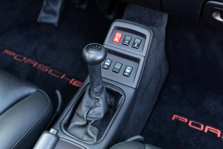 Ngoài ra, chiếc xe mui trần này tương đối bình thường đối với một chiếc 911 vào thời điểm đó. Mẫu xe có một số tùy chọn ấn tượng bao gồm gói âm thanh kỹ thuật số đặc biệt từ Nokia, bộ vi sai phanh tự động và ghế thể thao.