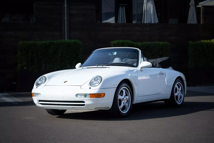 Vừa qua, một chiếc Porsche 911 Carrera Cabriolet đời 1995 đã được đưa lên sàn đấu giá. Chiếc xe này có tuổi đời 30 năm và mới chỉ lă bánh 449km kể từ khi được mua. Đặc biệt hơn, chiếc xe còn được tay đua nổi tiếng của Porsche Walter Rohrl ký vào nắp bình xăng cũng như bảng táp lô trong khoang nội thất xe.