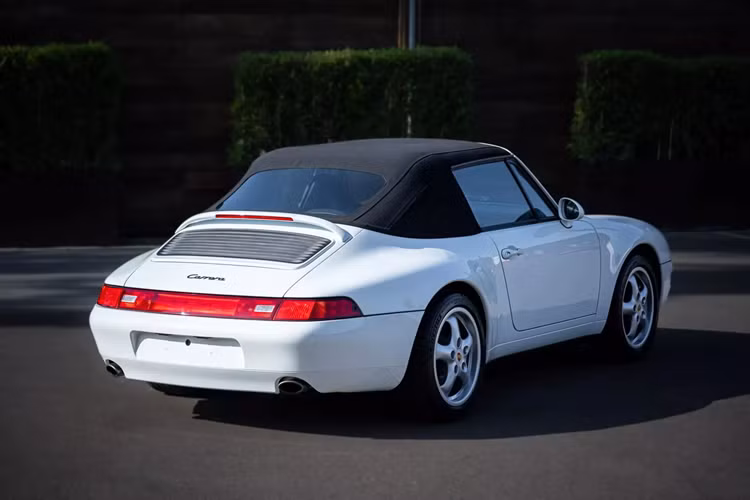 Đáng chú ý là chiếc xe này đã được rao bán vào tháng 8, mức đấu giá Porsche 911 Carrera Cabriolet 1995 lên tới 180.993 Đô. Tuy nhiên, mức giá này vẫn chưa đạt được ngưỡng giá mong muốn và vẫn được lưu trữ cho tới nay.