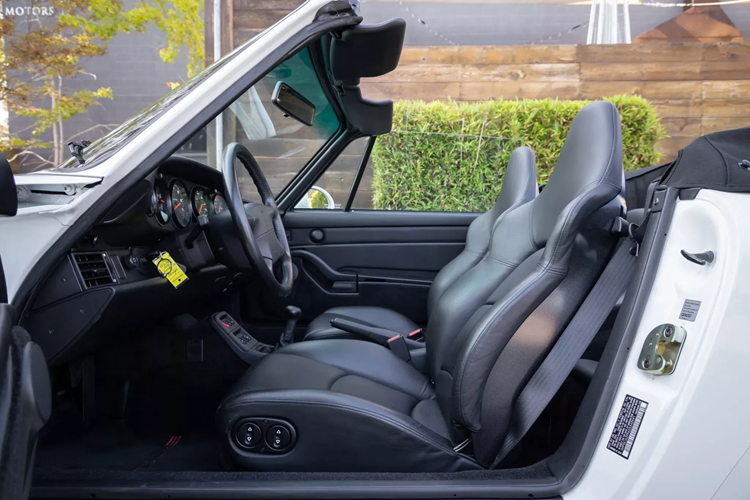 Bây giờ, chiếc xe cũng mới chỉ đi được thêm một quãng đường ngắn trước khi tiếp tục “lên sàn”. Tay đua Porsche nổi tiếng Walter Rohrl đã nhìn thấy chiếc xe và ký tên lên cả cửa và hộp đựng găng tay.