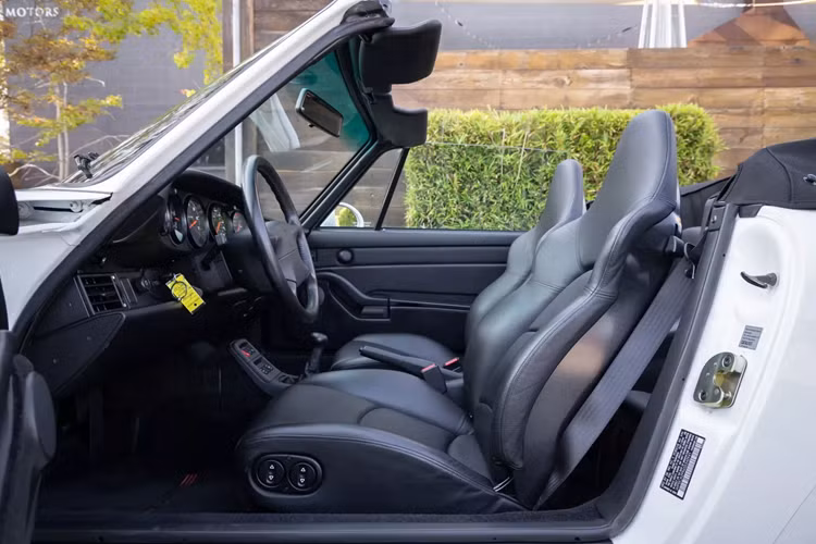 Bây giờ, chiếc xe cũng mới chỉ đi được thêm một quãng đường ngắn trước khi tiếp tục “lên sàn”. Tay đua Porsche nổi tiếng Walter Rohrl đã nhìn thấy chiếc xe và ký tên lên cả cửa và hộp đựng găng tay.