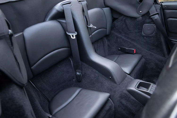 Mẫu xe vẫn được trang bị khối động cơ sáu xi-lanh 3.6 lít làm mát bằng không khí, kết hợp với hộp số sàn 6 cấp thể thao. Ban đầu, khối động cơ này tạo ra khoảng 270 mã lực.