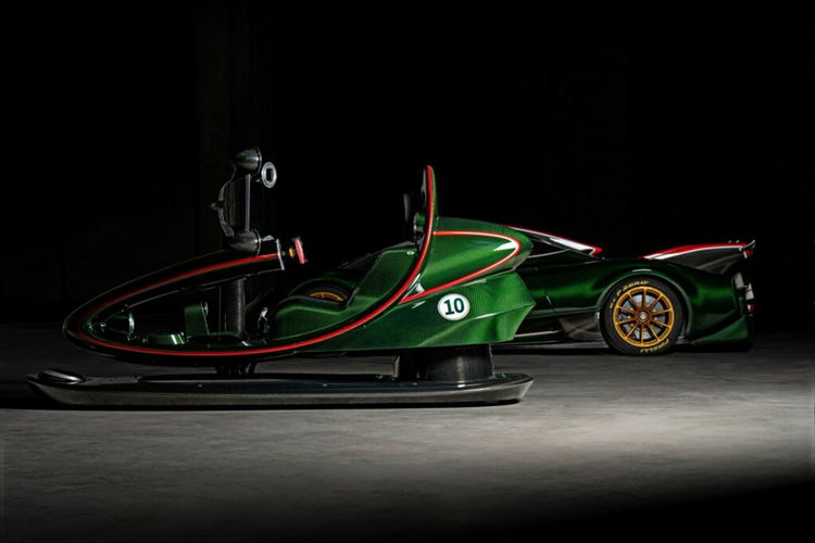 Máy đua mô phỏng Huayra R được cài đặt game mô phỏng Assetto Corsa Pro. Bên cạnh vẻ ngoài bắt mắt, máy đua xe mô phỏng này còn có thiết lập lái giống như Huayra R. Bên cạnh cảm giác lái trứ danh, một số chi tiết phần cứng như ghế ngồi, vô lăng và bàn đạp đều được trang bị giống hệt so với Pagani Huayra R trên thực tế.