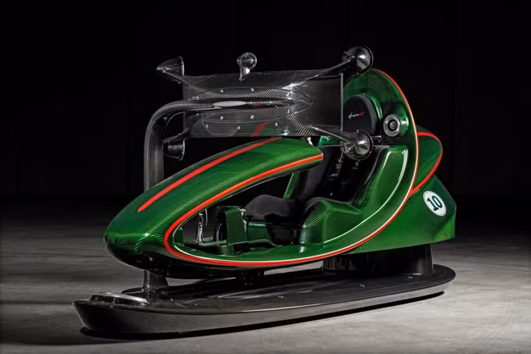 Máy đua Pagani Huayra R mô phỏng có kích thước khoảng 3.110 mm với phần khung máy được chế tác hoàn toàn bằng sợi carbon dùng nồi hấp như phần khung trên thực tế của những chiếc Pagani. Pagani cho biết, hãng đã thiết kế phần đế có các lỗ thông hơi đặc trưng để hỗ trợ làm mát máy mô phỏng trong quá trình chơi.