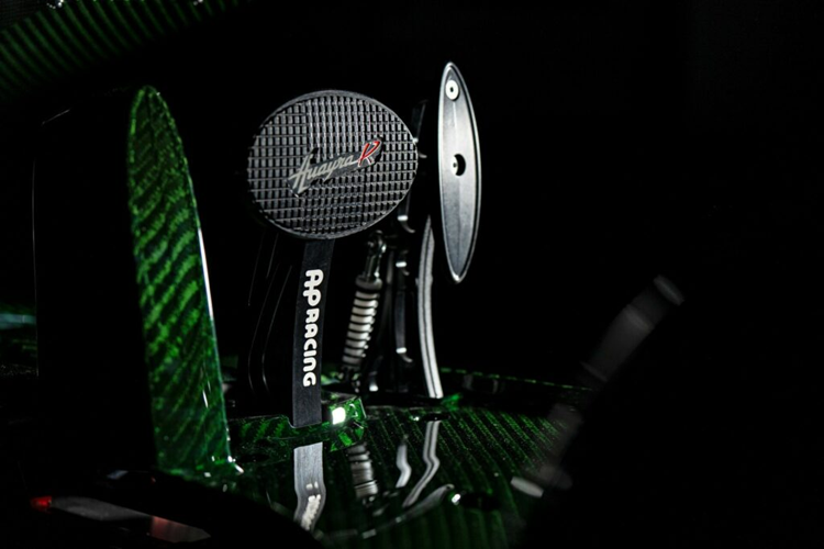 Âm thanh cũng đóng một vai trò quan trọng trong việc hoàn thiện trải nghiệm cho người lái. Ghế mô phỏng cũng đợc trang bị thêm tai nghe VR, hệ thống âm thanh 5.1 và chân đế được tích hợp vào ghế. Trải nghiệm này hứa hẹn sẽ mang đến âm thanh đặc biệt của Pagani V12-R cũng như độ rung giống với khi chạy trên đường đua.