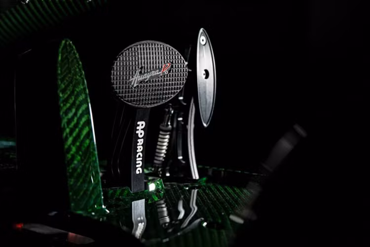 Âm thanh cũng đóng một vai trò quan trọng trong việc hoàn thiện trải nghiệm cho người lái. Ghế mô phỏng cũng đợc trang bị thêm tai nghe VR, hệ thống âm thanh 5.1 và chân đế được tích hợp vào ghế. Trải nghiệm này hứa hẹn sẽ mang đến âm thanh đặc biệt của Pagani V12-R cũng như độ rung giống với khi chạy trên đường đua.