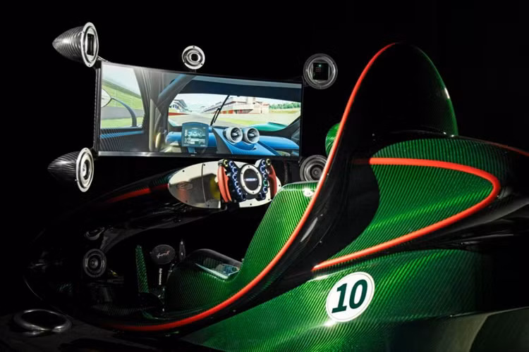 Máy đua xe mô phỏng cũng được trang bị màn hình toàn cảnh lớn cũng như các bộ phận bằng nhôm được gia công tinh xảo với độ hoàn thiện ấn tượng. Theo Pagani, đội ngũ kỹ thuật và thiết kế đã làm việc tỉ mỉ để đảm bảo mọi chi tiết đều được chế tạo giống với mẫu xe thật nhất có thể.