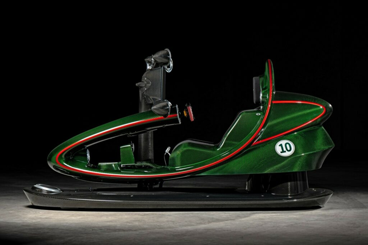 Chính vì vậy, các hiệu ứng xử lý, động lực học và khí động học của chiếc xe thật cũng được tái tạo thông qua các trải nghiệm đa chiều trên ghế mô phỏng. Tất cả các tính năng này đã được thử nghiệm và được thẩm định bởi đội phát triển chuyên nghiệp cũng như tay đua của hãng nhằm kiểm tra độ “thật” của những tính năng này.