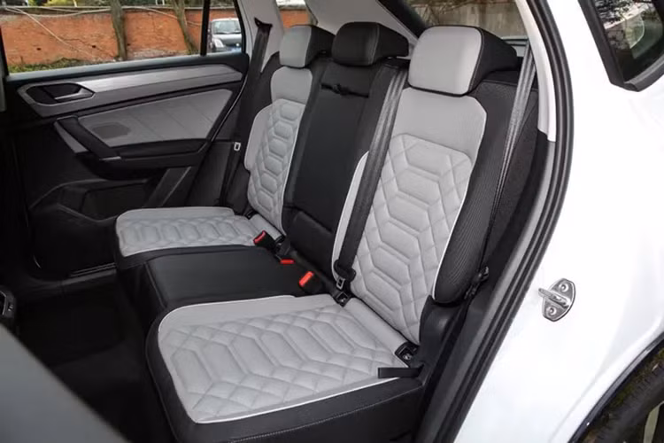 Hiện hình ảnh nội thất của Volkswagen Tayron chưa được công bố. Tuy nhiên, sẽ không bất ngờ nếu mẫu xe này chia sẻ nội thất với Volkswagen Tiguan thế hệ mới. Nếu dự đoán này là chính xác thì Volkswagen Tayron sẽ có mặt táp-lô với các nút bấm cơ học, những chi tiết tích hợp đèn và cửa gió điều hòa mới.