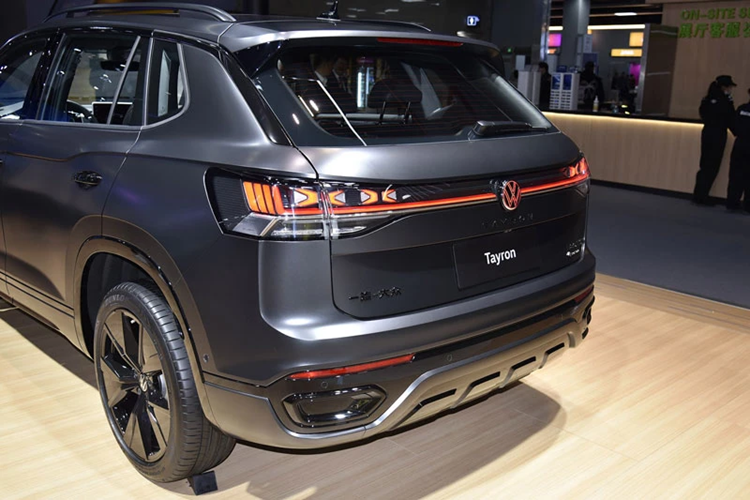 Nằm bên trong thân vỏ của Tayron là cơ sở gầm bệ MQB EVO mới do hãng Volkswagen phát triển. Khung gầm này không chỉ chắc chắn hơn mà còn được nâng cấp hệ thống treo và tương thích với hệ truyền động mild hybrid 48V. Đây cũng là khung gầm hiện đang được dùng cho Skoda Kodiaq và Volkswagen Tiguan thế hệ mới.