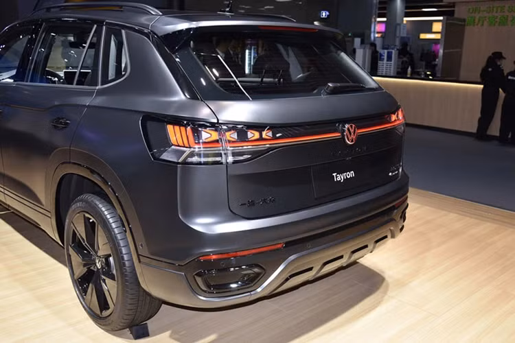 Nằm bên trong thân vỏ của Tayron là cơ sở gầm bệ MQB EVO mới do hãng Volkswagen phát triển. Khung gầm này không chỉ chắc chắn hơn mà còn được nâng cấp hệ thống treo và tương thích với hệ truyền động mild hybrid 48V. Đây cũng là khung gầm hiện đang được dùng cho Skoda Kodiaq và Volkswagen Tiguan thế hệ mới.