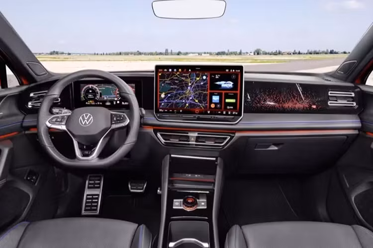 Đồng thời, Tayron cũng sở hữu ngôn ngữ thiết kế chung của các mẫu SUV mang thương hiệu Volkswagen trên toàn cầu. Ngoại hình tương đối tròn trịa của Volkswagen Tiguan thế hệ mới cũng được áp dụng cho Tayron. Bên cạnh đó, mẫu SUV này còn được trang bị cản trước với thiết kế hầm hố, bộ vành hợp kim cỡ lớn và hàng loạt điểm nhấn mạ crôm.