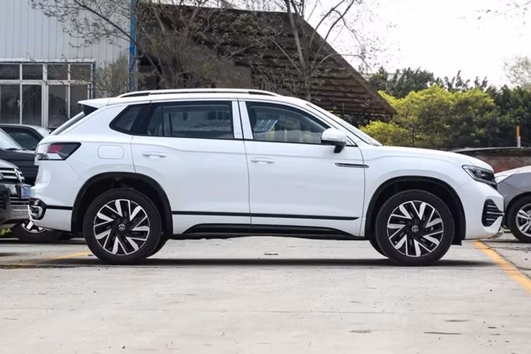 Nhờ pin nên xe có thể chạy được 100 km mà không tốn 1 giọt xăng. Sau Trung Quốc, Volkswagen Tayron sẽ tiếp tục ra mắt những thị trường khác trên thế giới như Ấn Độ. Tại Việt Nam, mẫu Tayron sẽ thay thế Volkswagen Tiguan hiện đang bán với giá 1,999 tỷ đồng.