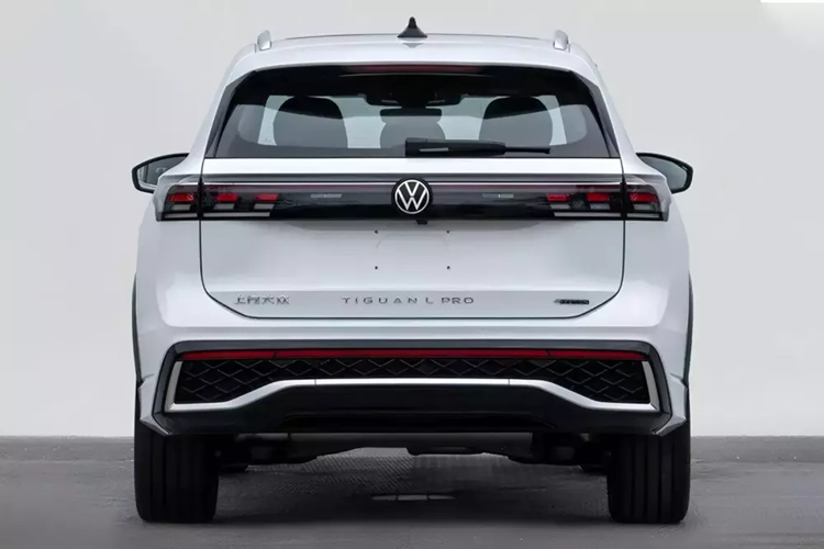 Đây là những hình ảnh được đăng lên trang web của Bộ Công nghiệp và Công nghệ Thông tin Trung Quốc. Tại thị trường hàng xóm với Việt Nam, mẫu xe SUV Volkswagen Tayron được gọi bằng cái tên riêng là Tiguan L Pro. Mẫu xe SUV Volkswagen Tayron mới về cơ bản là phiên bản kéo dài của mẫu xe Tiguan thế hệ mới nhất, vừa ra mắt vào năm 2023.