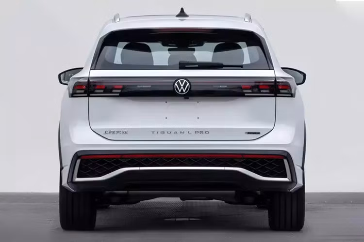Đây là những hình ảnh được đăng lên trang web của Bộ Công nghiệp và Công nghệ Thông tin Trung Quốc. Tại thị trường hàng xóm với Việt Nam, mẫu xe SUV Volkswagen Tayron được gọi bằng cái tên riêng là Tiguan L Pro. Mẫu xe SUV Volkswagen Tayron mới về cơ bản là phiên bản kéo dài của mẫu xe Tiguan thế hệ mới nhất, vừa ra mắt vào năm 2023.