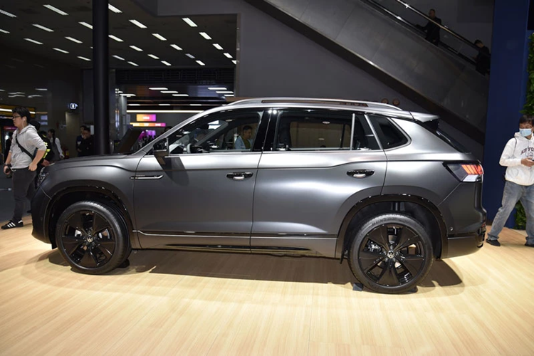 Nằm bên dưới nắp ca-pô của Volkswagen Tayron ở thị trường Trung Quốc là động cơ xăng 4 xi-lanh, tăng áp, dung tích 2.0L. Trong khi đó, ở những thị trường khác, xe có thể được bổ sung tùy chọn động cơ diesel 2.0L. Cả hai động cơ đều có sự hỗ trợ của hệ thống mild hybrid 48V. Đồng thời, xe còn có hệ dẫn động 1 cầu hoặc 2 cầu, tùy phiên bản.