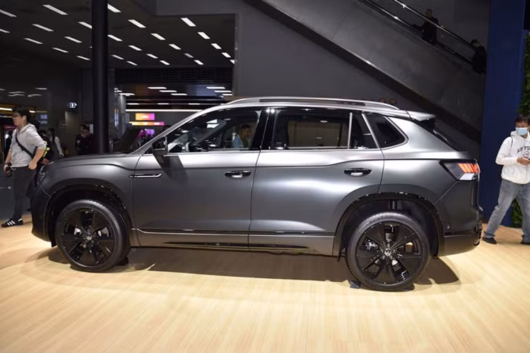 Nằm bên dưới nắp ca-pô của Volkswagen Tayron ở thị trường Trung Quốc là động cơ xăng 4 xi-lanh, tăng áp, dung tích 2.0L. Trong khi đó, ở những thị trường khác, xe có thể được bổ sung tùy chọn động cơ diesel 2.0L. Cả hai động cơ đều có sự hỗ trợ của hệ thống mild hybrid 48V. Đồng thời, xe còn có hệ dẫn động 1 cầu hoặc 2 cầu, tùy phiên bản.