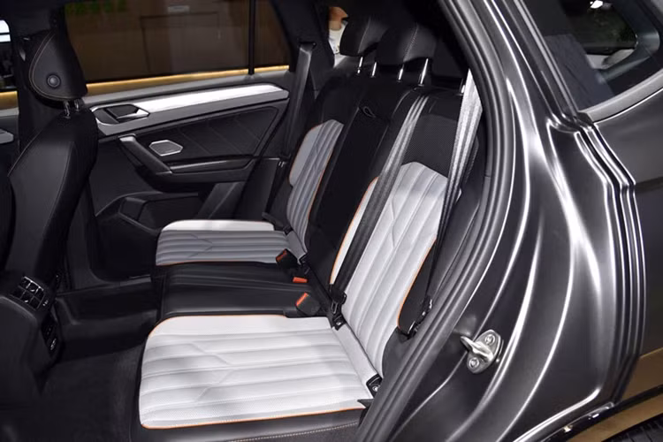 Ngoài ra, xe dự kiến sẽ có cả bảng đồng hồ kỹ thuật số 10,3 inch, màn hình thông tin giải trí 12,9 inch hoặc 15 inch, tùy phiên bản, và hệ thống điều hòa chỉnh bằng màn hình cảm ứng. Vào thời điểm ra mắt, Volkswagen Tayron sẽ sở hữu nội thất 7 chỗ ngồi. Sau đó, phiên bản SUV lai Coupe với nội thất 5 chỗ của xe dự kiến sẽ tiếp tục trình làng.