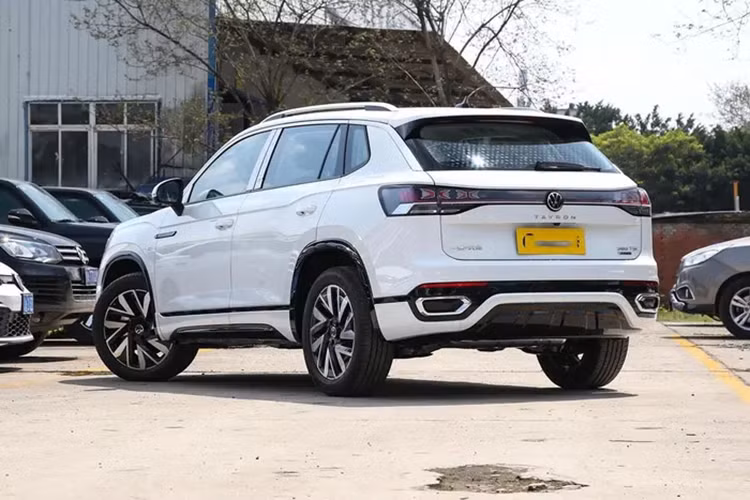 Volkswagen Tayron dự kiến sẽ được sản xuất tại nhà máy ở Wolfsburg (Đức), Thượng Hải, Trường Xuân (Trung Quốc) và Peubla (Mexico). Xe bán ở Việt Nam có thể sẽ được nhập khẩu nguyên chiếc từ Trung Quốc, tương tự Volkswagen Viloran mới ra mắt và Teramont X sắp trình làng.