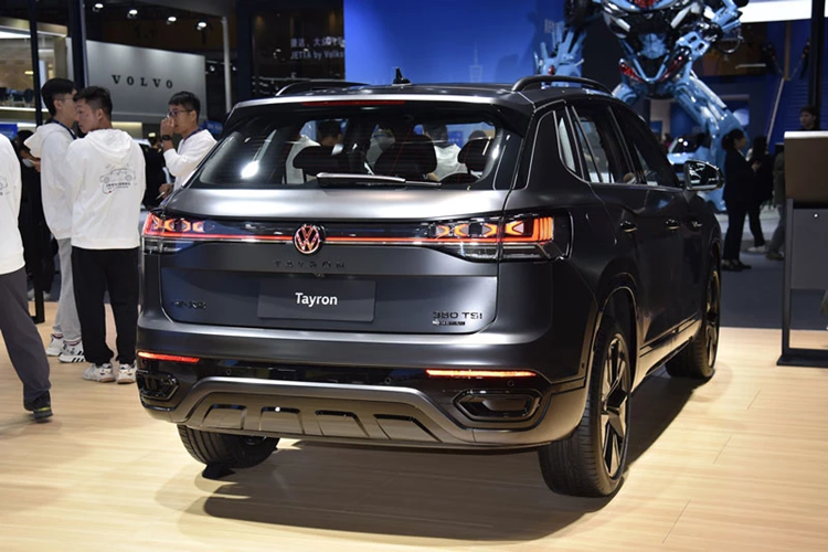 Bên cạnh đó, hãng Volkswagen còn chuẩn bị sẵn 2 hệ truyền động plug-in hybrid (PHEV) cho mẫu SUV 7 chỗ này. Cả hai đều kết hợp động cơ xăng 4 xi-lanh, dung tích 1.5L với mô-tơ điện, pin 19,7 kWh và hộp số tự động ly hợp kép 6 cấp. Tuy nhiên, Volkswagen Tayron PHEV sẽ chỉ có hệ dẫn động 1 cầu.