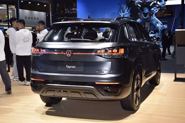 Bên cạnh đó, hãng Volkswagen còn chuẩn bị sẵn 2 hệ truyền động plug-in hybrid (PHEV) cho mẫu SUV 7 chỗ này. Cả hai đều kết hợp động cơ xăng 4 xi-lanh, dung tích 1.5L với mô-tơ điện, pin 19,7 kWh và hộp số tự động ly hợp kép 6 cấp. Tuy nhiên, Volkswagen Tayron PHEV sẽ chỉ có hệ dẫn động 1 cầu.