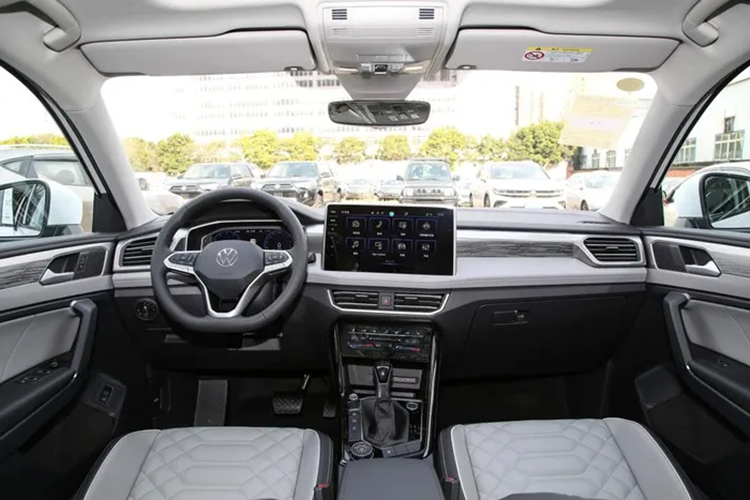 Với kích thước này, xe sẽ được định vị trong phân khúc SUV hạng D, cạnh tranh cùng những đối thủ như Skoda Kodiaq, Hyundai Santa Fe và Kia Sorento. So với Volkswagen Tiguan 5 chỗ thế hệ mới, xe dài hơn 197 mm, rộng hơn 17 mm, cao hơn 43 mm trong khi chiều dài cơ sở tăng 111 mm.