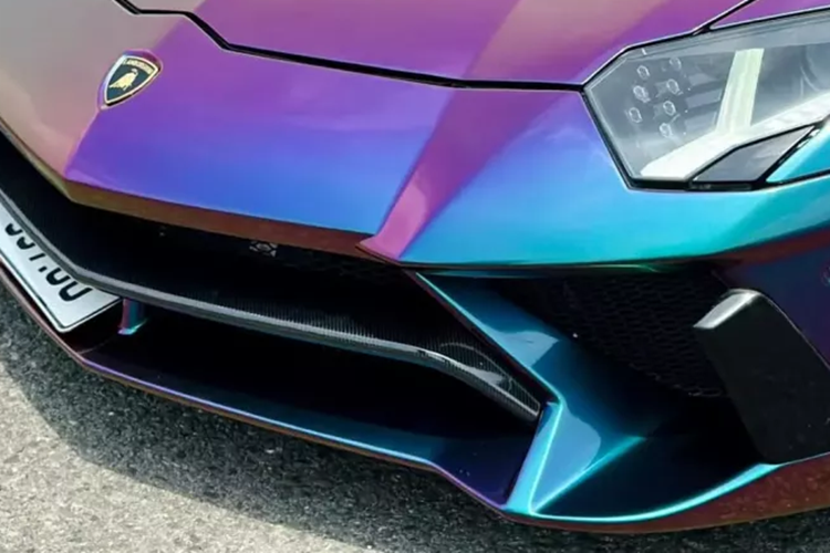 So với bản tiêu chuẩn, hãng độ Liberty Walk đã mang đến ngoại hình hiếu chiến hơn cho Lamborghini Aventador Limited Edition 50 nhờ bộ body kit thân rộng đặc trưng của thương hiệu, với các vòm bánh xe rộng được cố định bằng đinh tán, cánh gió đuôi khổng lồ, nắp capô carbon mới cùng việc thêm rất nhiều chi tiết carbon cho ngoại thất.