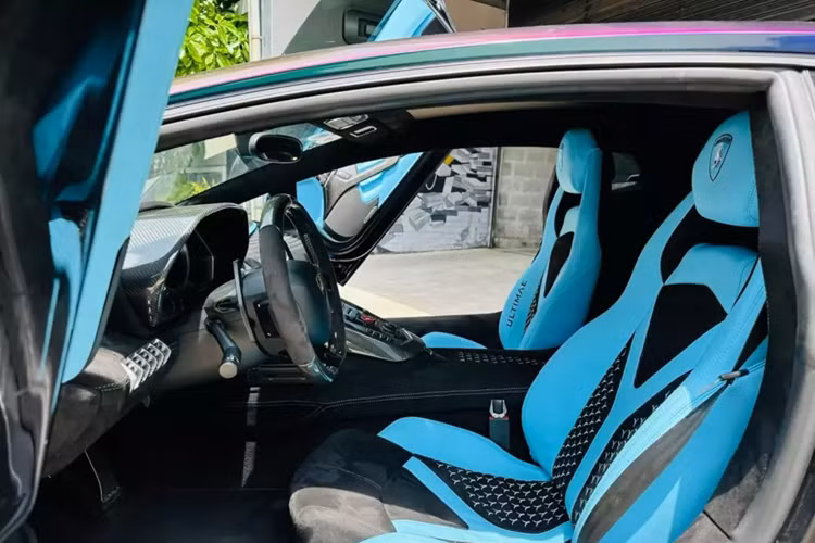 Hiện tại chiếc siêu xe Lamborghini Aventador LP700-4 này được chào bán trên 17 tỷ đồng, tức rớt giá hơn phân nửa so với lúc về nước, xe vẫn đang mang biển số TP HCM, và thú vị hơn, ngoại thất được độ body kit Aventador Limited Edition 50 đến từ hãng Liberty Walk.